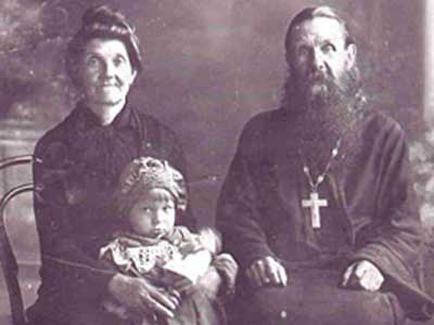 Матушка Мария Николаевна, внучка Лиза и отец Василий. Июль 1930 год, Фряново.
